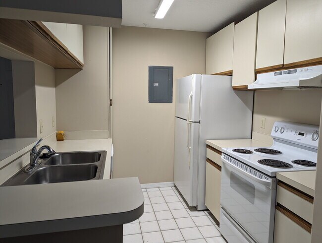 Building Photo - Charming 1-Bedroom Condo Retreat in Melbou...