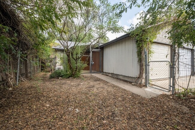 Building Photo - Updated 2 Bedroom, 1 Bath Duplex in a Grea...
