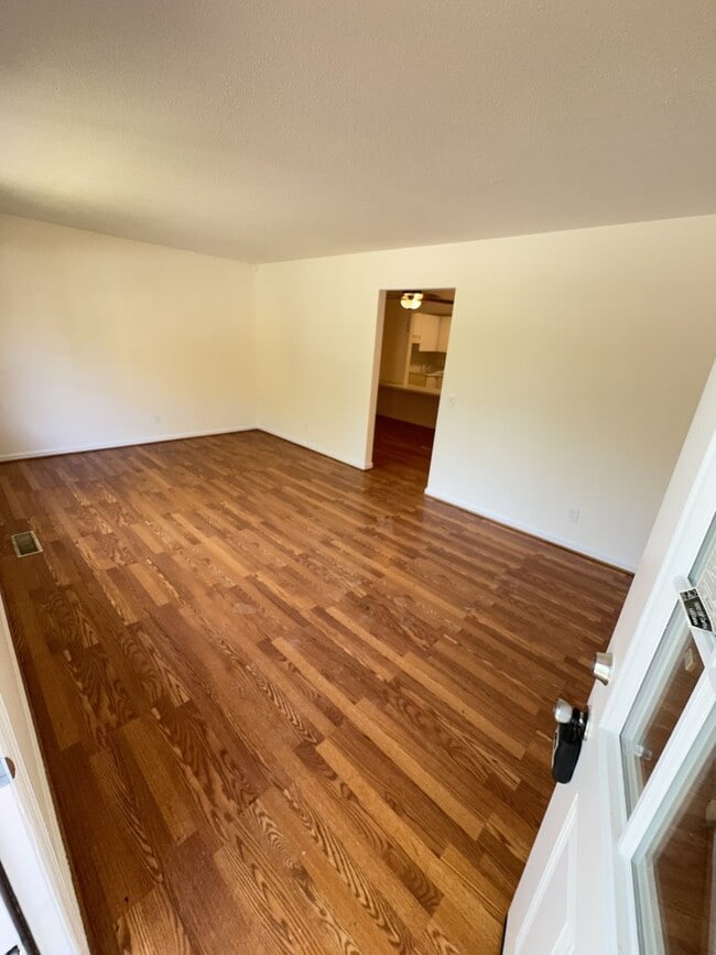 Building Photo - Renovated 2 bed 1.5 bath off Bonny Oaks