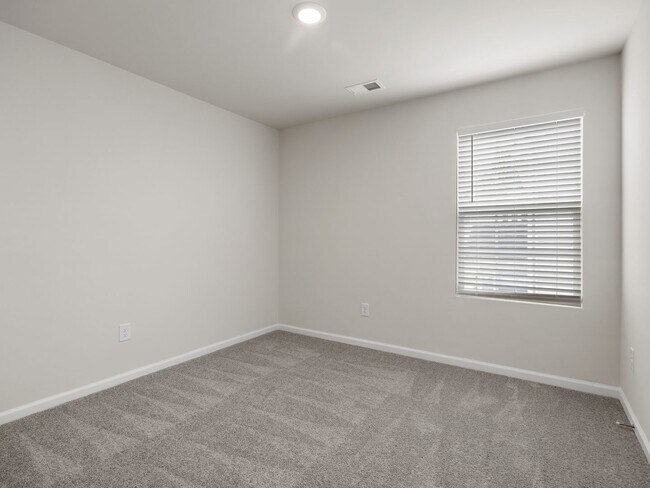 Building Photo - Modern 5BR Home with Quartz Kitchen & Open...