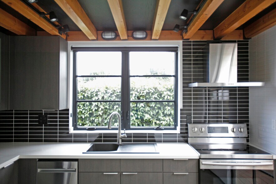 Building Photo - 6345 Babcock Ave