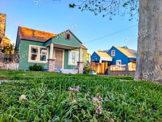 Building Photo - Upgraded Bungalow with Garage