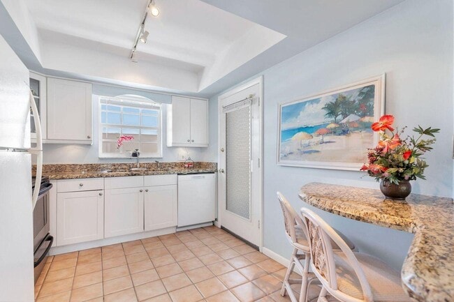 Building Photo - 907 Marina Dr