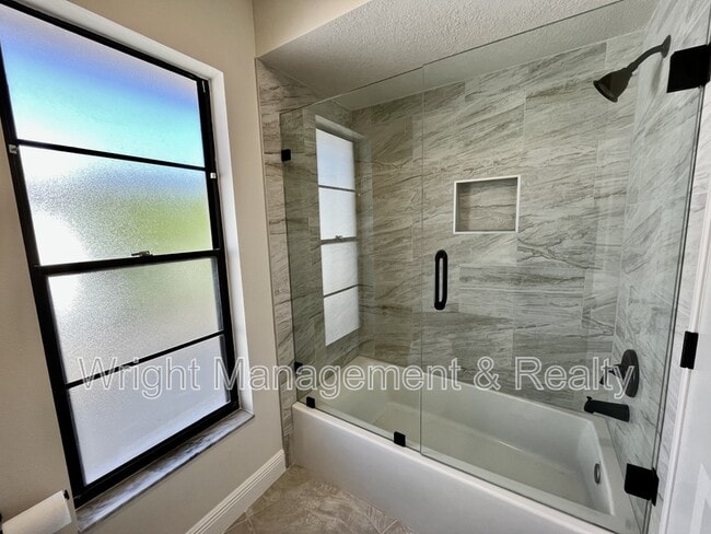 Building Photo - 5008 S Shore Dr