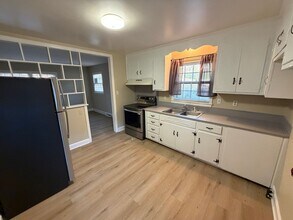 Building Photo - Beautifully Updated Two Bedroom Duplex