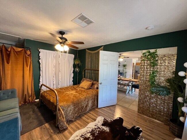 Building Photo - 4 BEDROOM HOME CLOSE TO SCHOOLS!