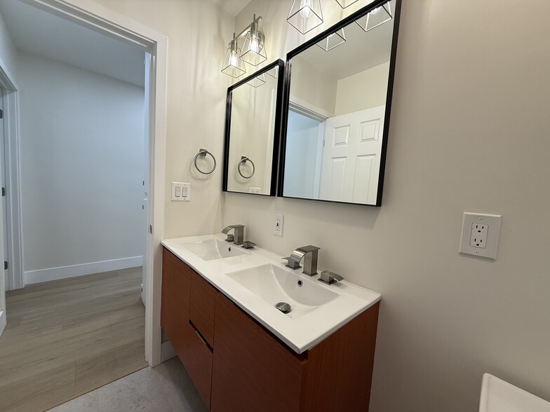 Building Photo - 9123 Woodley Ave