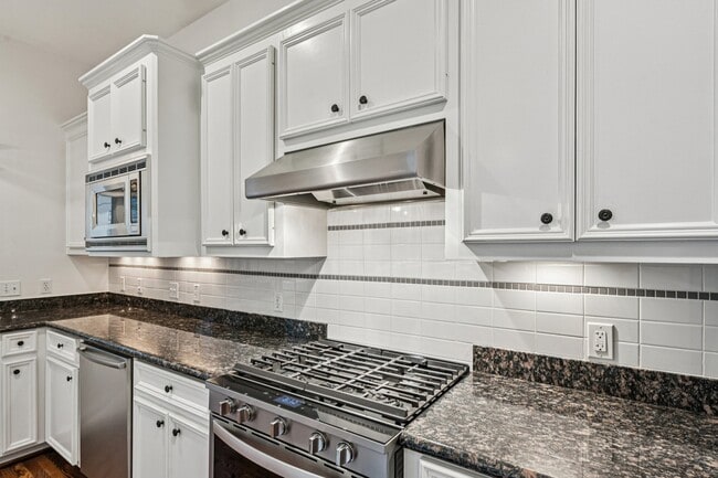 Building Photo - 1537 Alexander St