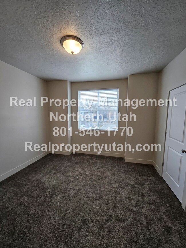 Building Photo - 2 Bedroom 2 Bath Top Level Apartment Avail...
