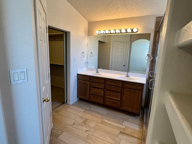 Building Photo - Large 3 bed / 2 Bath | Desirable Cabezon H...