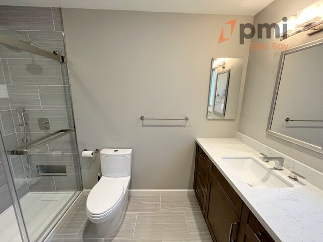 Building Photo - Stylish 2-Bedroom Townhouse in Prime Walnu...