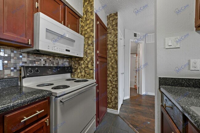 Building Photo - 9520 Royal Ln