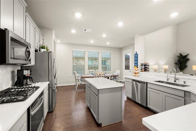 Building Photo - 17010 Bainham Forest Trl