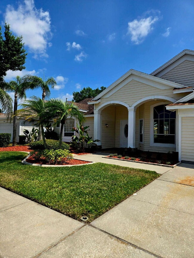 Building Photo - 4/2 Pool Home with pool service included