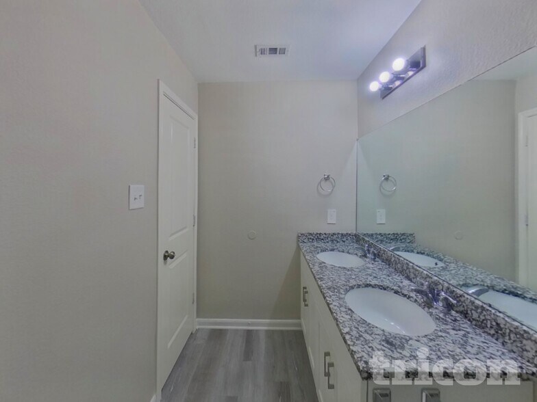 Building Photo - 15673 Briar Frst Dr