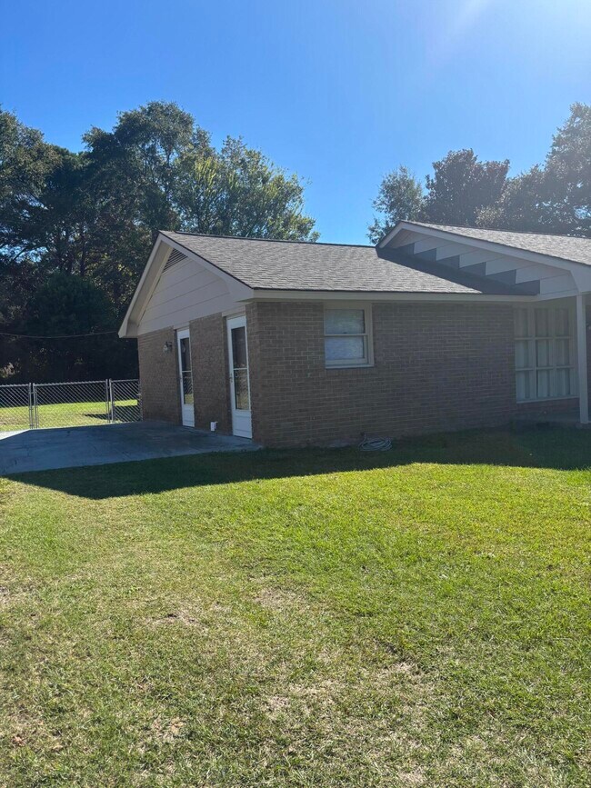 Building Photo - 855 Whatley St