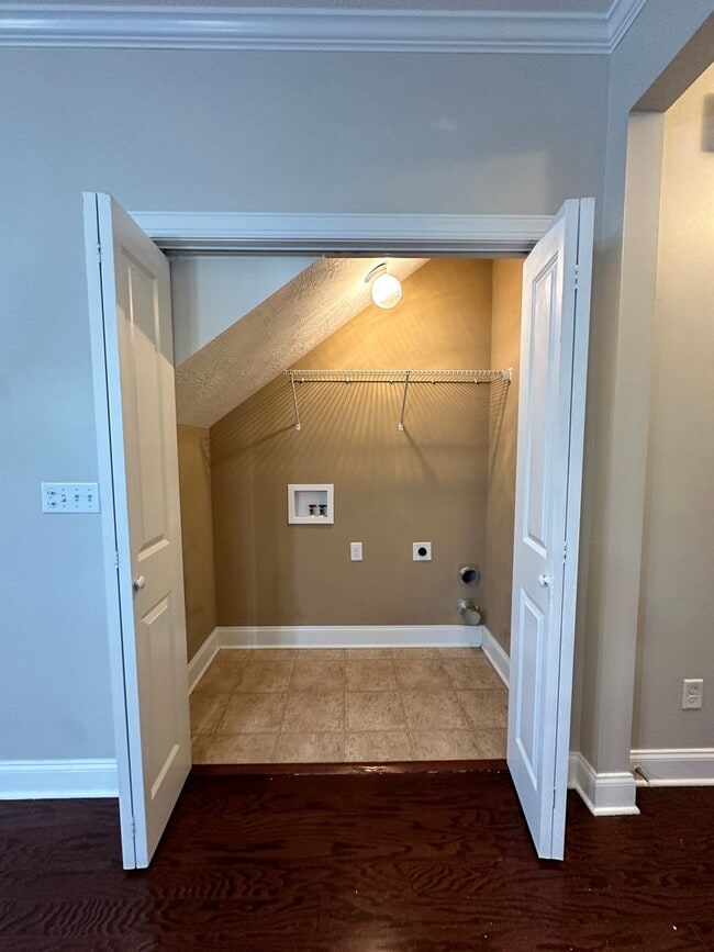 Building Photo - 3 bed/2 bath home with 1-car garage for re...