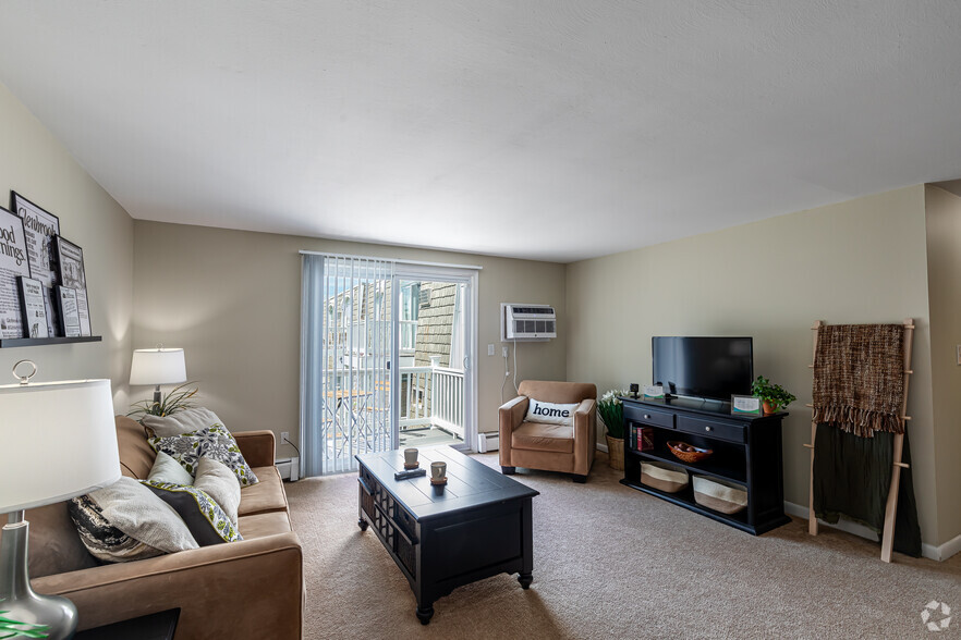 2BR, 1BA Deluxe - Living Room - The Glenbrook at Rocky Hill