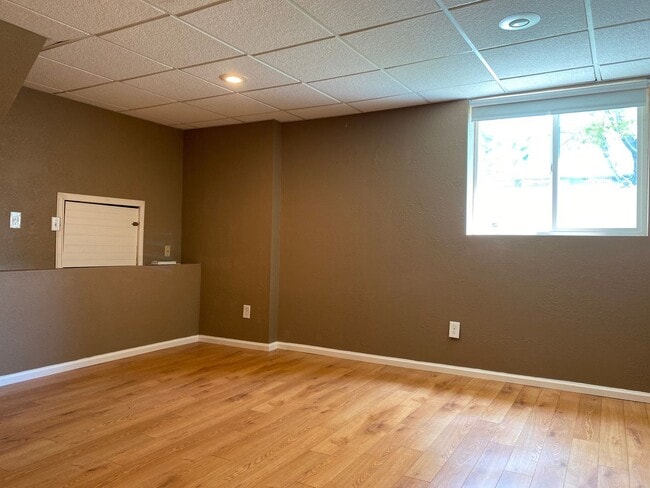 Building Photo - Wonderfully updated and maintained 3 bedro...