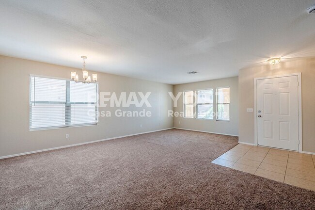 Building Photo - Spacious Living in SK Ranch!