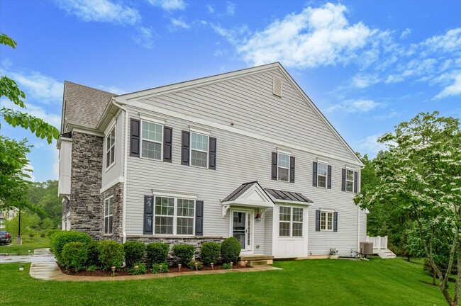 Building Photo - Luxury 4BD/3BA Carriage Home in West Chester!