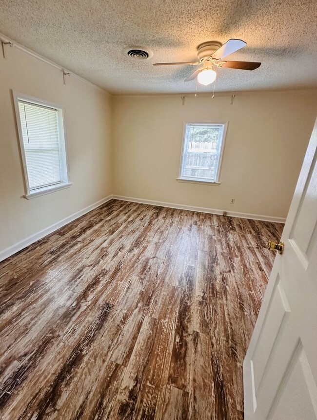 Building Photo - Well maintained home minutes from Uptown!