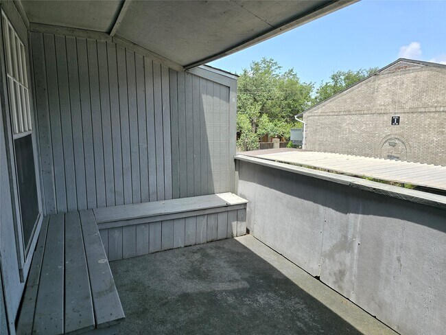 Building Photo - 9797 Leawood Blvd