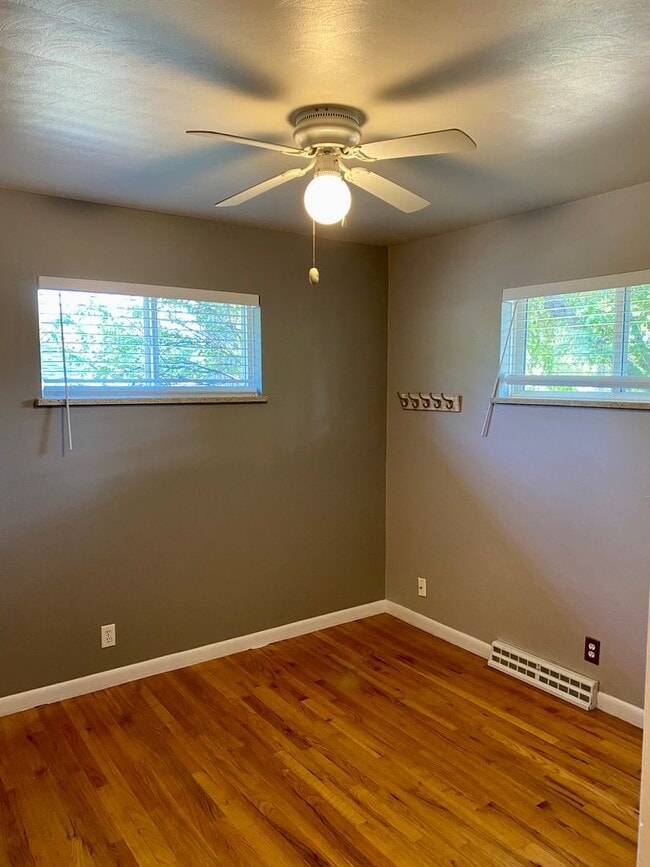 Building Photo - Available for 2026-2027 Fall Pre-Leasing! Charming 3 Bedroom House, conveniently located close to...