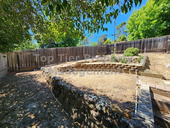 Building Photo - Beautiful 3-bedroom, 2-bathroom home locat...