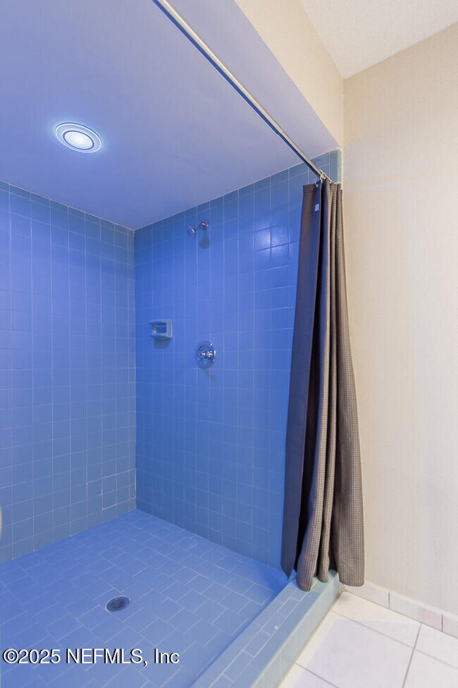 Building Photo - 11060 Wandering Oaks Dr