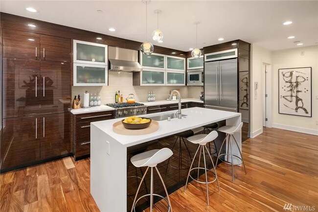 Building Photo - Stunning 2 Bed 3 Bath Home in Queen Anne