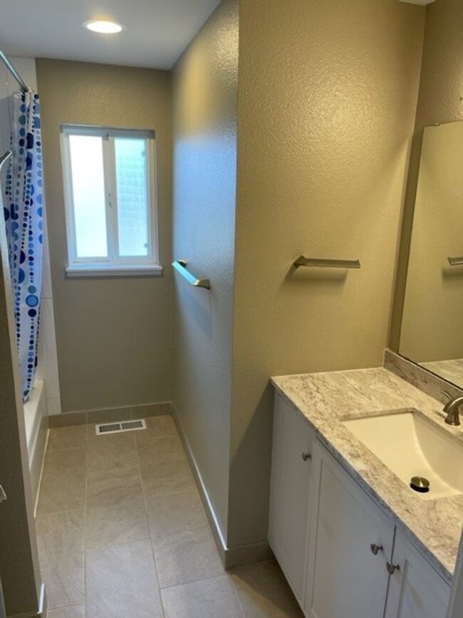 Building Photo - Beautifully Updated Home with Large Yard a...