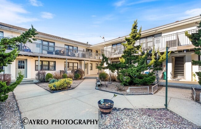 Building Photo - 65 W Broadway