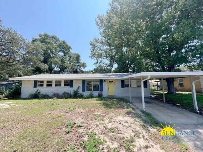 Building Photo - Centrally located and renovated Fort Walto...