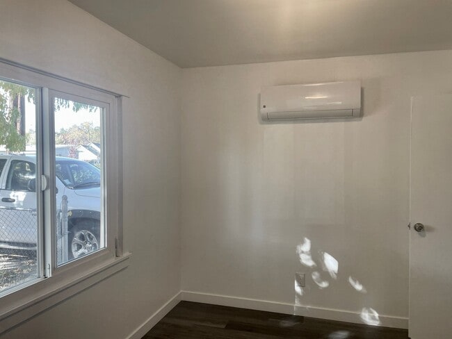 Building Photo - Adorable 2 Bedroom 1 Bath