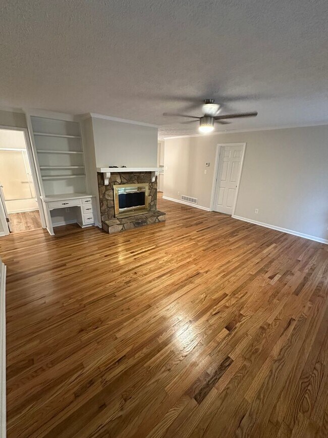 Building Photo - Completely Updated 3BR Home – New Kitchen, Floors, Fixtures & More!