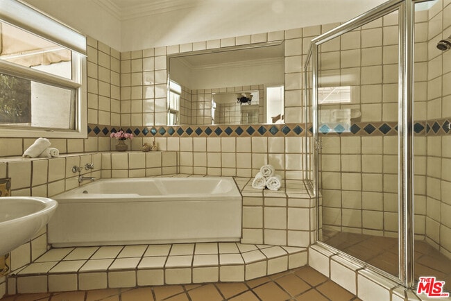 Building Photo - 3780 1/2 Multiview Dr