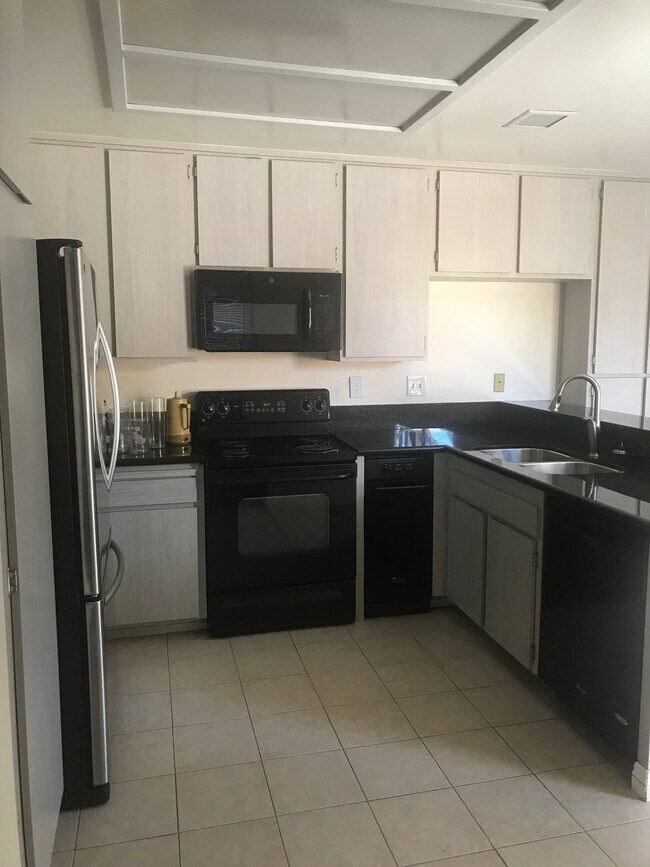 Building Photo - 4500 Villas Dr