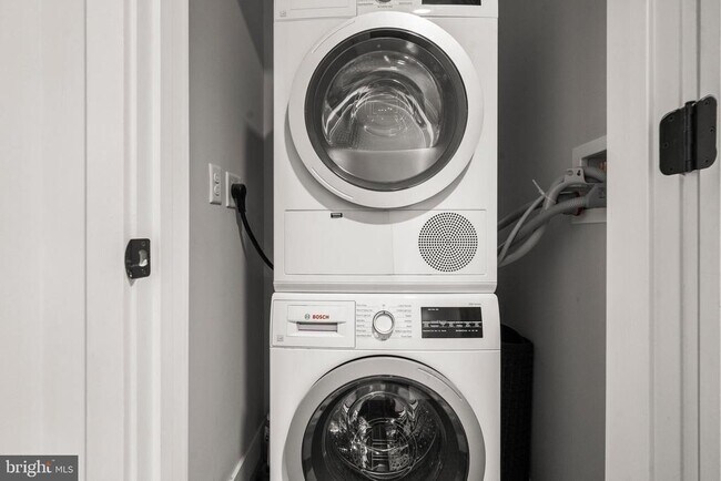 Building Photo - 1300 4th St SE