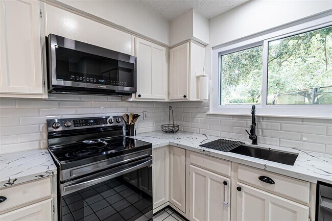 Building Photo - 21306 Castlemont Ln