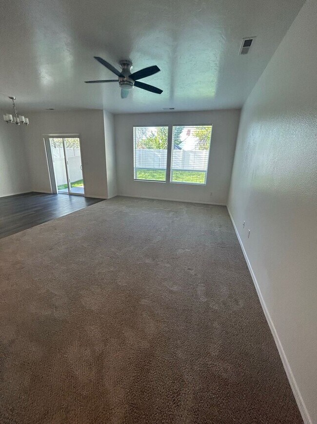 Building Photo - 3 Bedroom plus Loft For Rent! Victory Sout...