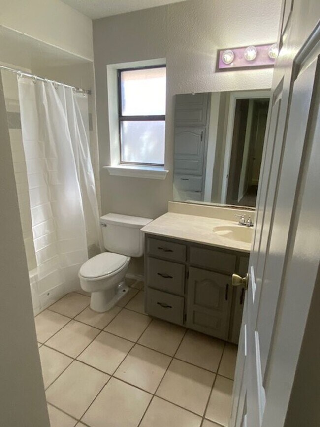 Building Photo - 3 BEDROOM 2 BATHROOM HOUSE IN DENTON