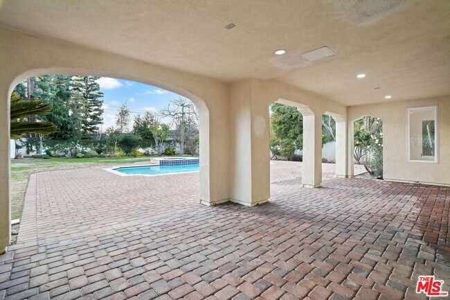 Building Photo - 5309 Louise Ave