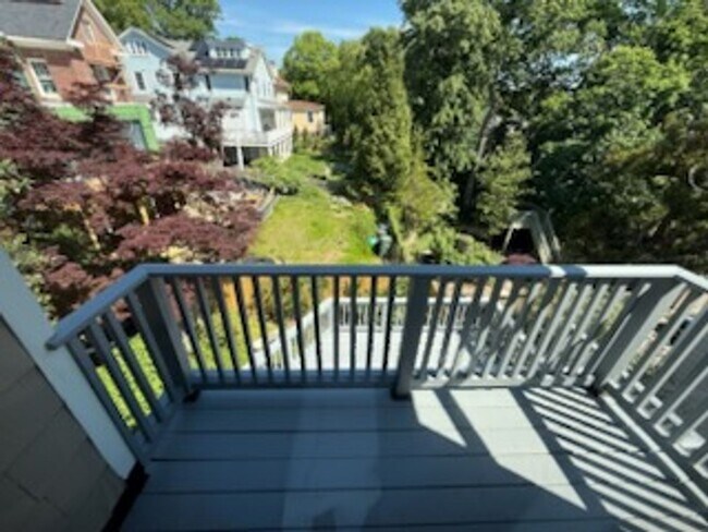 Building Photo - *DREAM LOCATION* 6BR Completely Renovated Duplex