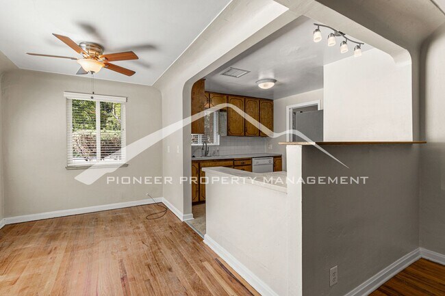 Building Photo - Charming Home with Washer/Dryer and Fenced...