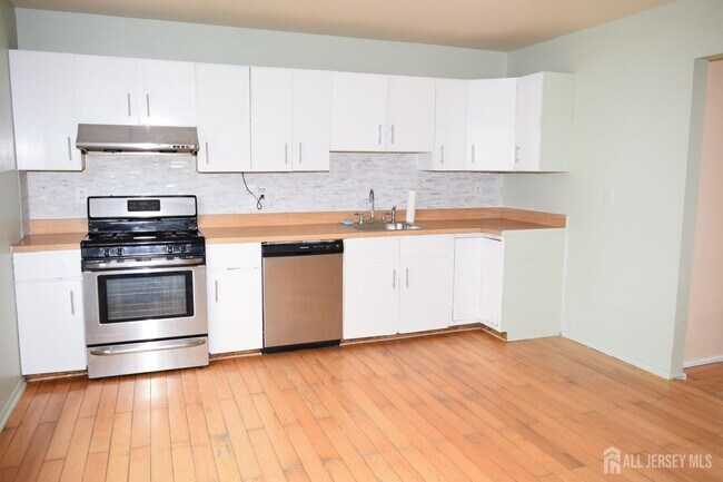Building Photo - 31 Larch St