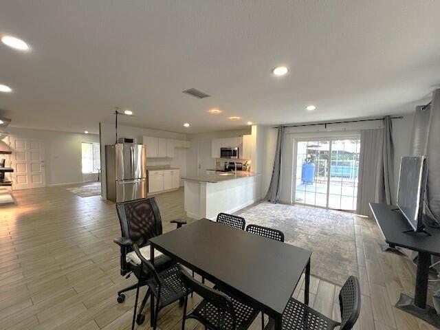 Building Photo - 9148 Oakwood Dr