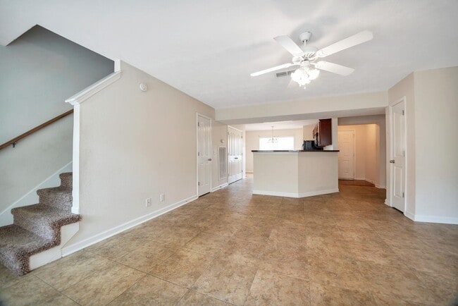Building Photo - Townhome for rent five minutes from I-24