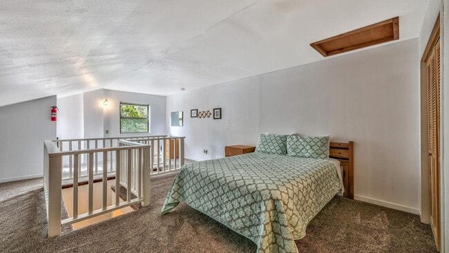 Building Photo - Well appointed, super clean condo - furnis...