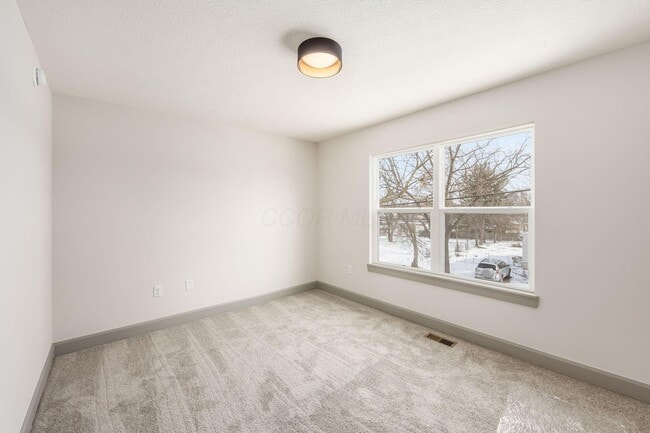 Building Photo - 391 Brehl Ave